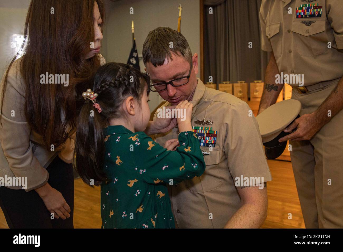 Il Capo Ospedale Corpsman Joshua Wicker, assegnato alla nave di contromisure della miniera USS Warrior (MCM 10), è inchiodato con le sue ancore come è promosso a capo piccolo ufficiale durante una cerimonia di pinning al CFAS 21 ottobre 2022. Il rango di Chief Petty Officer è stato creato il 1 aprile 1893, e la cerimonia di pinning del Chief Petty Officer è una tradizione unica per la Marina degli Stati Uniti che significa la promozione a una posizione cruciale di leadership e responsabilità. Foto Stock