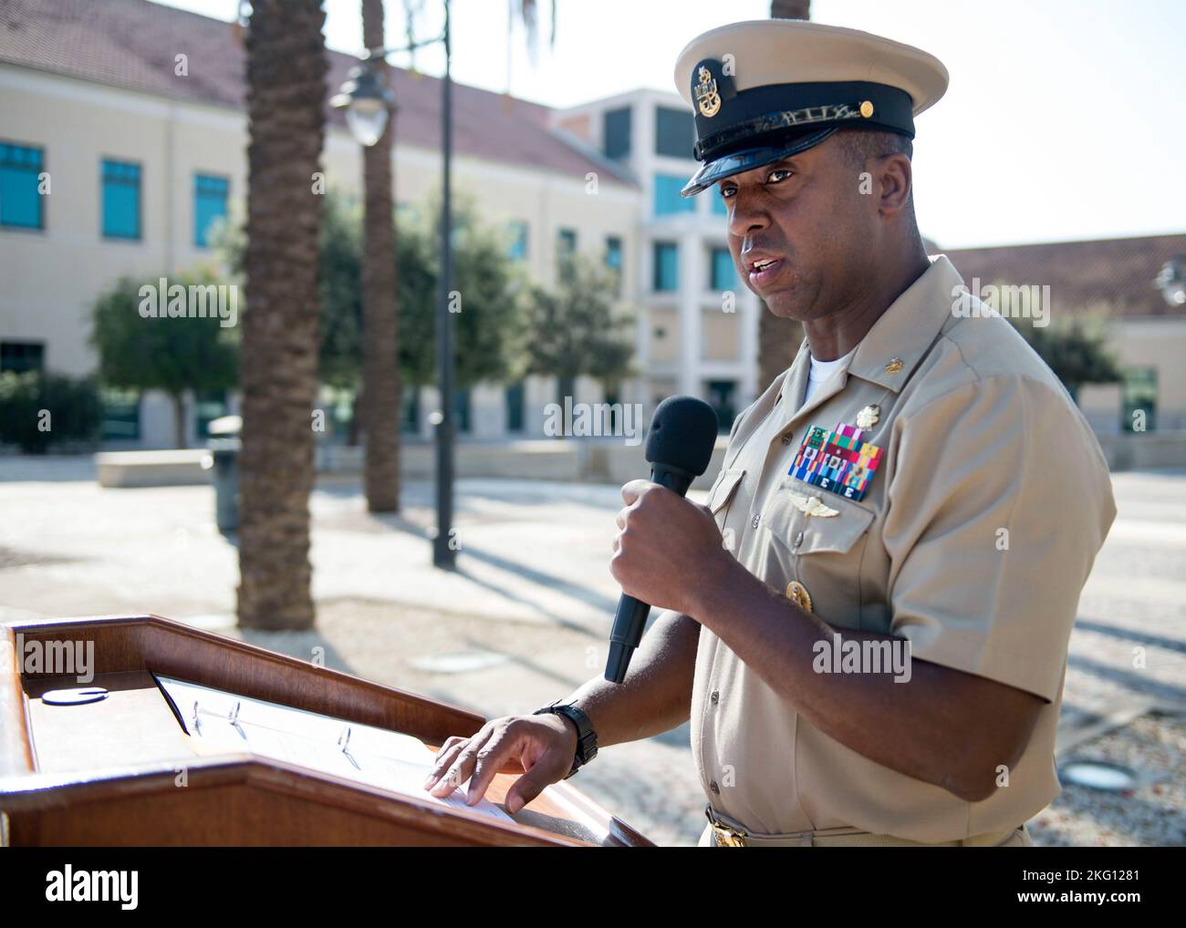 221021-N-OX321-1631 STAZIONE AERONAVALE DI SIGONELLA, ITALIA (OTT 21, 2022) Naval computer and Telecommunications Station Sigonella Command Senior Chief Aaron Ward legge il “Chief Petty Officer Creed” durante una cerimonia di coniamento tenutasi sulla Naval Air Station Sigonella, ottobre 21 2022. Lo scopo della cerimonia è di celebrare la transizione a tempo onorata di un piccolo ufficiale di classe 1st in un capo piccolo ufficiale, ma è intrapresa da tutti gli e-6 di tutte le filiali al comando eleggibili per l'avanzamento a e-7. La posizione strategica di NAS Sigonella consente alle forze nazionali statunitensi, alleate e partner di implementare e. Foto Stock