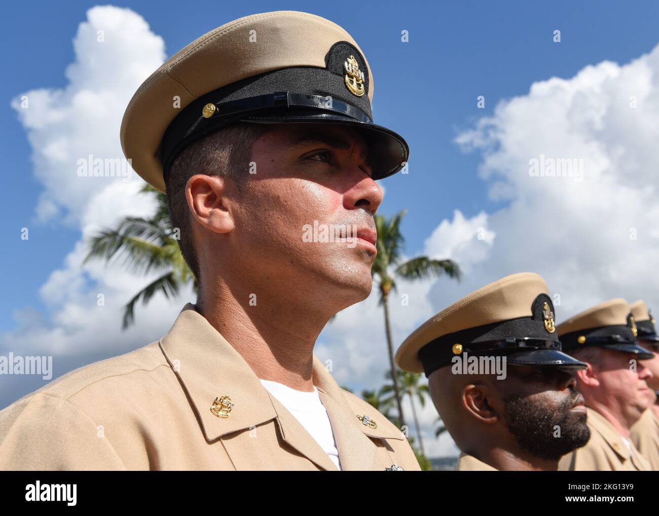 221021-N-SS462-1191 BASE COMUNE PEARL HARBOR-HICKAM (21 ottobre 2022) -- ventotto nuovi capi ufficiali di Comandante, Submarine Force, U.S. Pacific Fleet, Naval Submarine Training Center Pacific, Submarine Readiness Squadron 33, USS Tucson (SSN 770), USS Hawaii (SSN 776), USS North Carolina (SSN 777) e USS Minnesota (SSN 783) Sono stati promossi durante una cerimonia di pinning tenutasi presso l'USS Bowfin Museum a Pearl Harbor, Hawaii, ottobre 21. Foto Stock