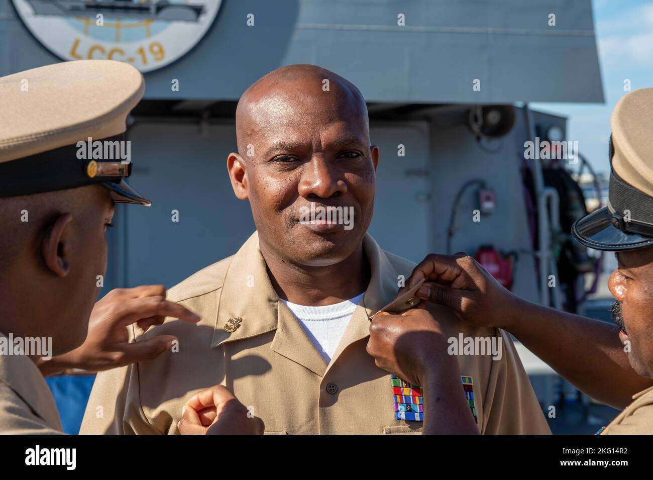 YOKOSUKA, Giappone (ott 21, 2022) – il Capo Ospedale Corpsman Jean Janvier è inchiodati dai suoi mentori durante la cerimonia di pinning capo ufficiale piccolo a bordo della nave ammiraglia US 7th Fleet USS Blue Ridge (LCC 19) 21 ottobre 2022. Nove selectees sono stati promossi al rango di capo piccolo ufficiale durante la cerimonia. Blue Ridge è la più antica nave operativa della Marina militare e, come la 7th Fleet Command ship, lavora attivamente per promuovere le relazioni con alleati e partner nella regione di Indo-Pacifico. Foto Stock