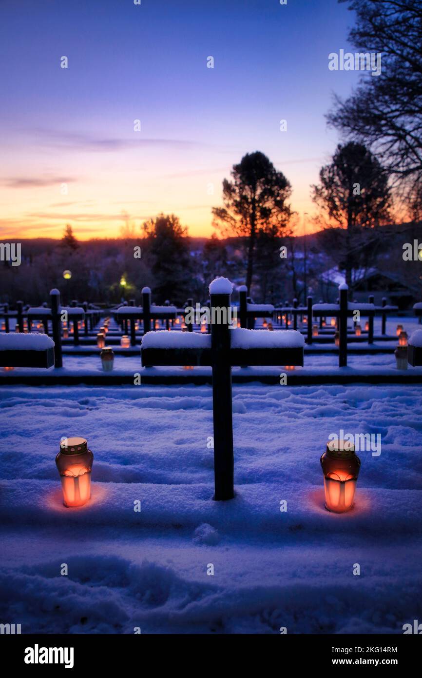 Croci e candele sulle tombe dei soldati caduti nelle guerre della Finlandia la mattina presto di Natale a Salo, Finlandia. Foto Stock