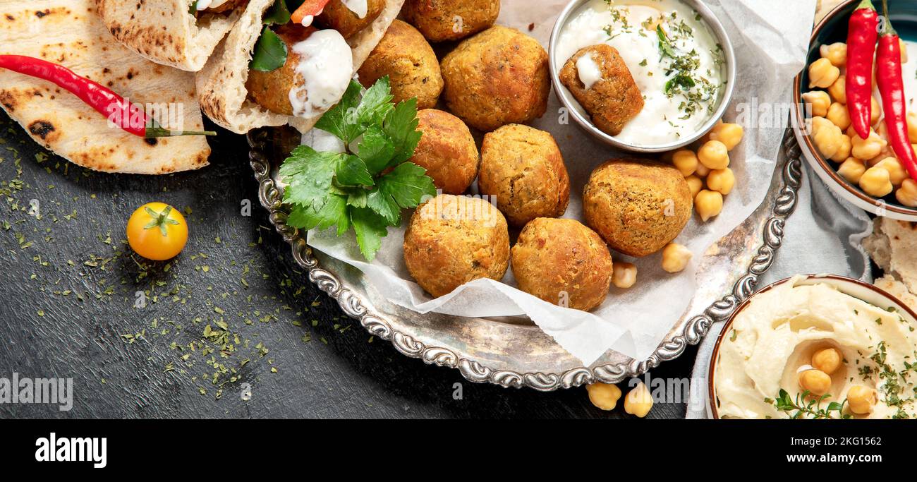 Medio Oriente, piatti arabi con falafel, hummus, pita. Halal cibo. Cucina libanese. Vista dall'alto, panorama, banner Foto Stock