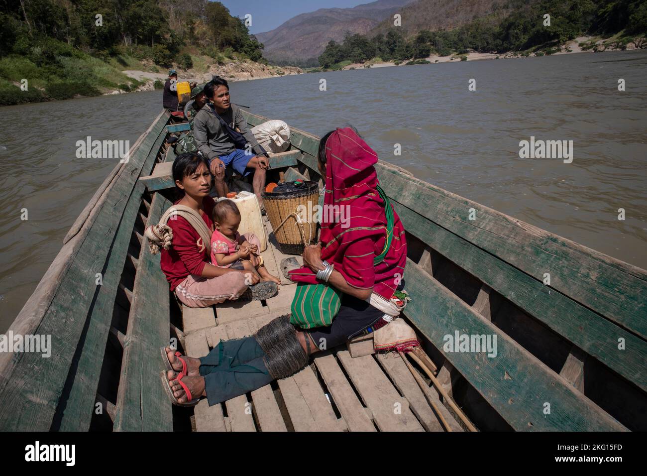 Una famiglia fugge verso il confine con la Thailandia nello stato di Kayah (Karenni), Myanmar orientale, Asia sud-orientale. Foto Stock