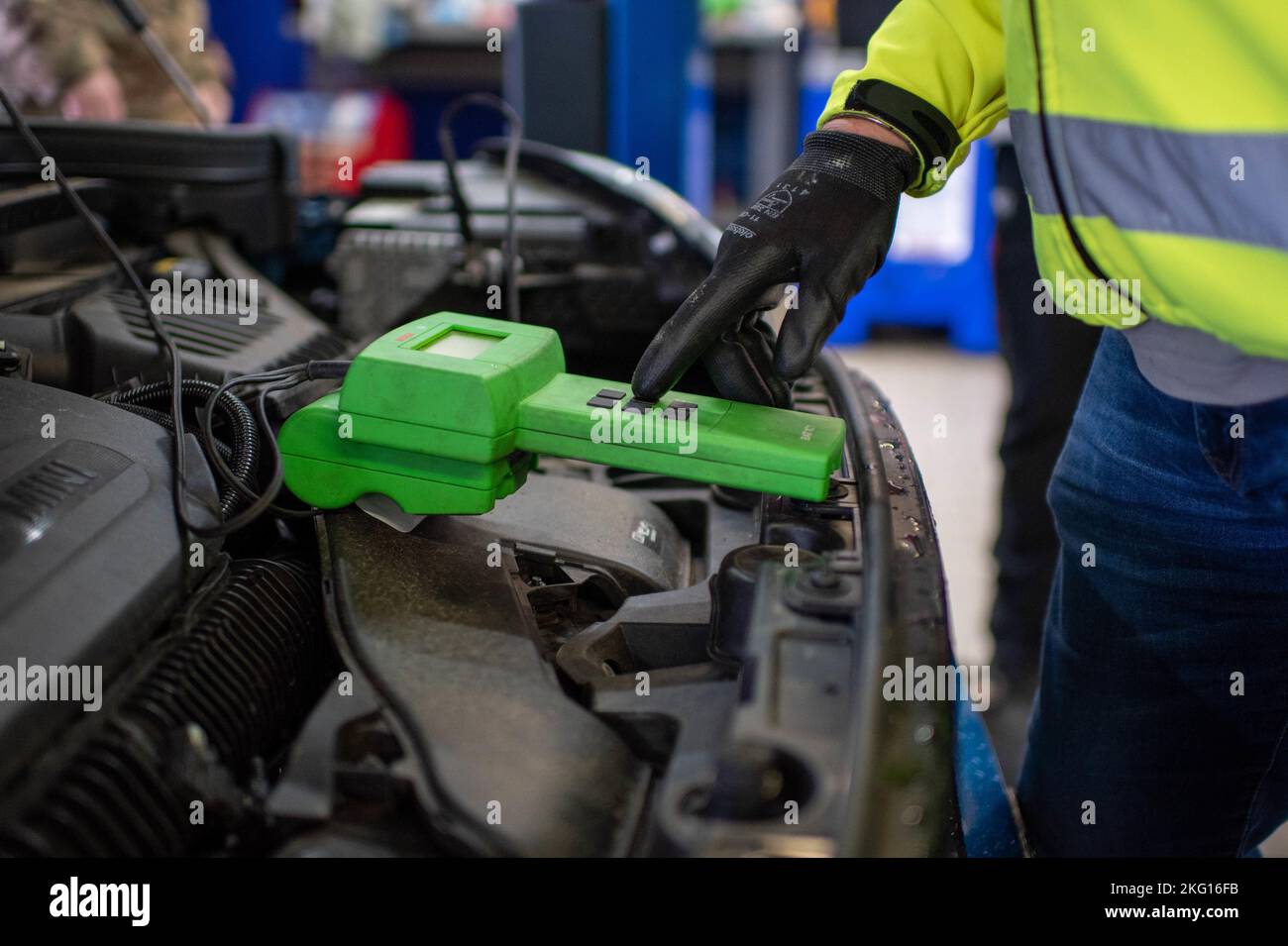 Un rappresentante della sicurezza del veicolo utilizza un tester per batterie per controllare la tensione della batteria e la potenza di avviamento della batteria durante un'ispezione invernale del veicolo presso la base aerea di Spangdahlem, Germania, 21 ottobre 2022. La batteria di un'auto può essere influenzata negativamente dalla stagione invernale a causa dell'indebolimento del freddo e del rallentamento della batteria. Foto Stock