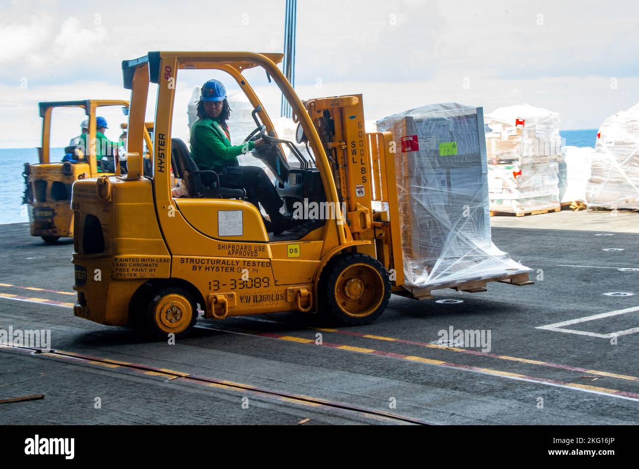 221021-N-RQ159-1318 MARE DELLE FILIPPINE (OTT 21, 2022) Logistics Specialist 2nd Class Gia Woodcox, di Snellville, Georgia, trasporta il carico con un carrello elevatore a forche a bordo dell'unica portaerei della Marina statunitense, USS Ronald Reagan (CVN 76), durante un rifornimento in mare con la nave militare Sealift Command, USNS Carl Brashear (T-AKE 7), Nel Mare delle Filippine, ottobre 21. Ronald Reagan, il fiore all'occhiello del Carrier Strike Group 5, fornisce una forza pronta per il combattimento che protegge e difende gli Stati Uniti, e sostiene alleanze, partnership e reti marittime collettive Foto Stock
