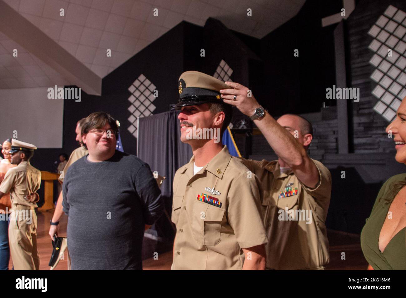 Benny Campbell, di Stockton, California, assegnato alla portaerei USS John C. Stennis (CVN 74), ha la sua copertura posta dalla sua famiglia e dai suoi compagni capi durante una cerimonia di assettamento del capo ufficiale della marina presso la Coastal Virginia Church, a Norfolk, Virginia, il 21 ottobre 2022. John C. Stennis si trova nel cantiere navale di Newport News e lavora insieme a NNS, NAVSEA e appaltatori che conducono il rifornimento e la revisione complessa come parte della missione di consegnare la nave da guerra di nuovo nella lotta, in tempo e nel budget, per riprendere il suo dovere di difendere gli Stati Uniti. Foto Stock