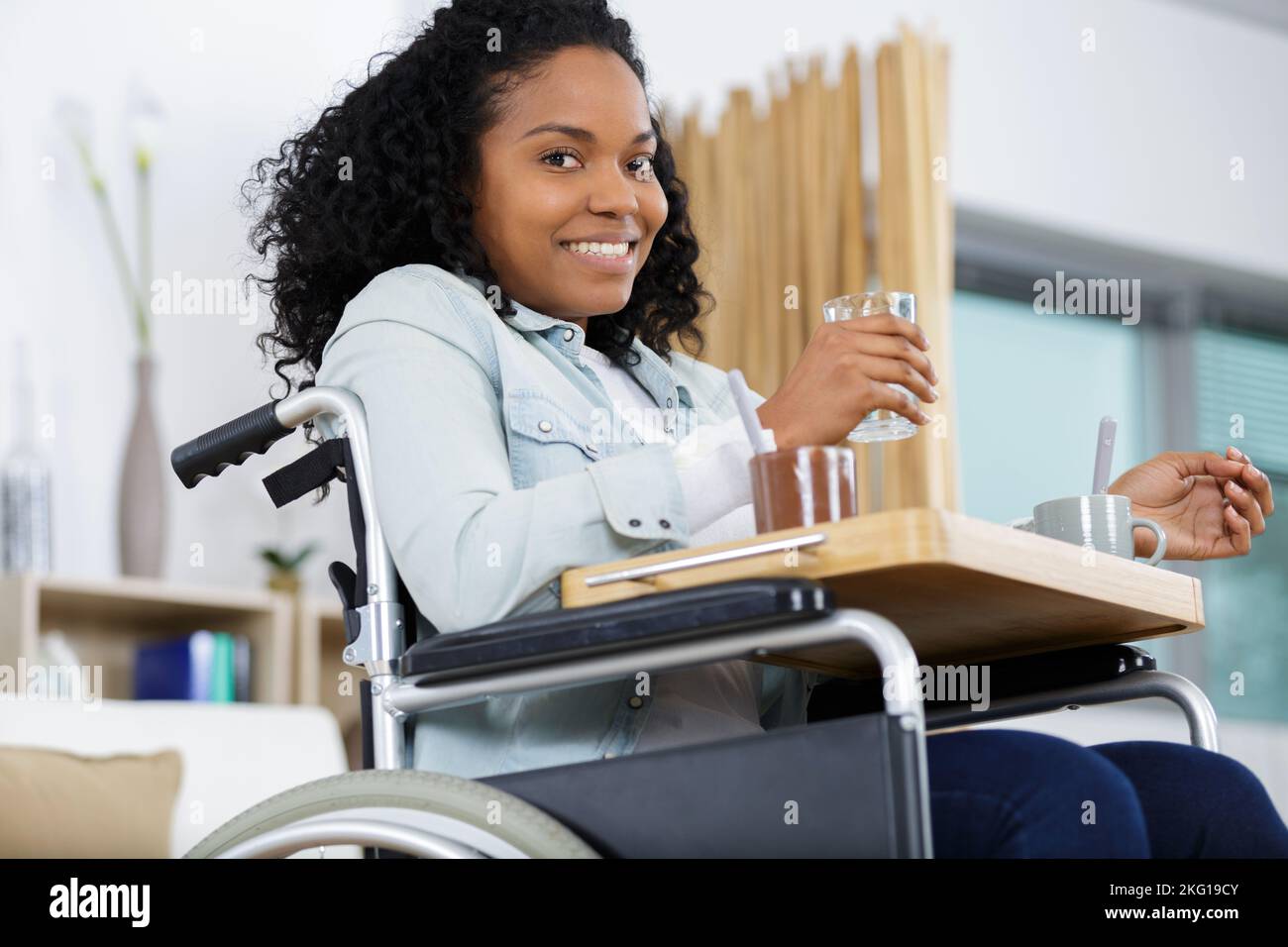una donna disabile che assume farmaci Foto Stock