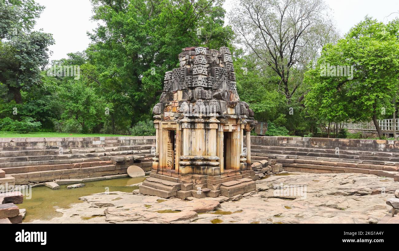 Vista del Tempio di Shiva in rovina nel serbatoio del complesso dei Templi di Baroli, Baroli, Rawatbhata, Rajasthan, India. Foto Stock