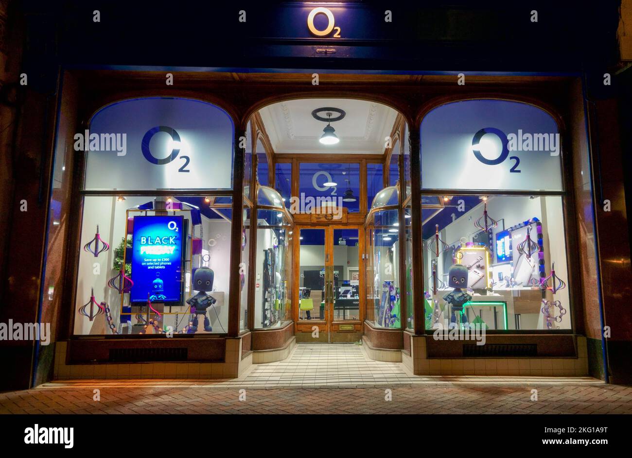 Offerte del Black Friday pubblicizzate presso il negozio di telefonia mobile O2. Hereford Herefordshire Regno Unito. Novembre 2022 Foto Stock