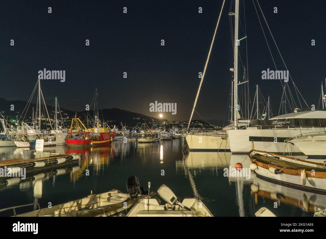 La luna inizia a salire sul porto di Santa Margherita Ligure Nord Italia. Settembre 2022 Foto Stock