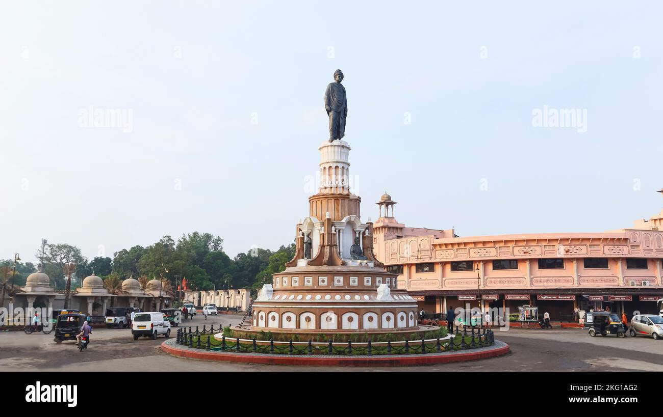 INDIA, RAJASTHAN, KOTA, 2022 luglio, persone vicino alla statua di Swami Vivekananda nel cerchio di Nayapura Foto Stock