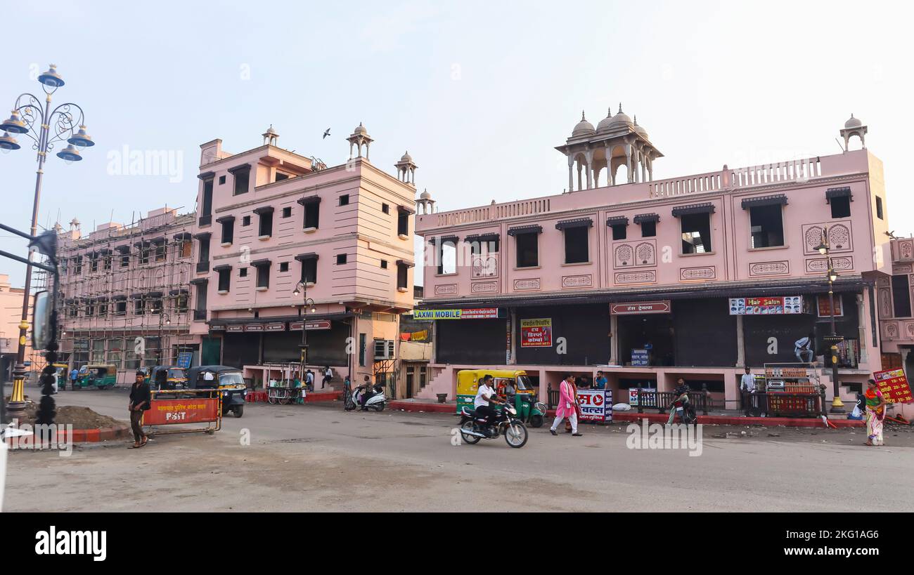 INDIA, RAJASTHAN, KOTA, 2022 luglio, la gente vicino ai negozi colorati di Nayapura Foto Stock