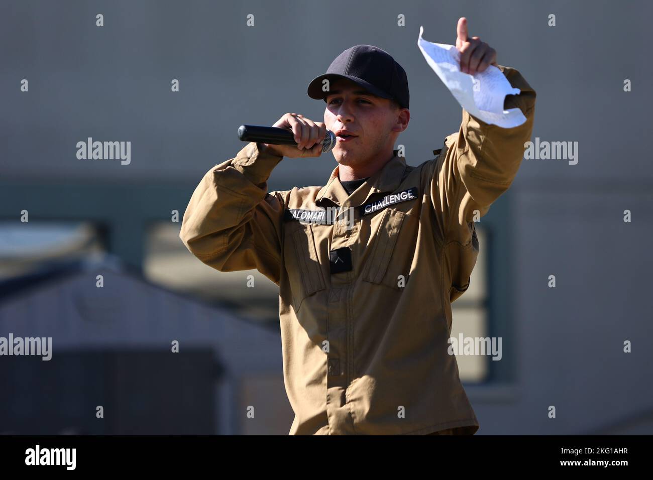 Sunburst Youth Challenge Academy Class 30 Cadet Khalid alomari raps una canzone che ha scritto durante la performance showcase dei Beats Lyrics leader, 21 ottobre 2022, presso la Joint Forces Training base, Los Alamitos, California. I cadetti hanno trascorso la settimana immersi nell'educazione artistica con guide di arte visiva, musica e danza di Beats Lyrics. Il programma mirava ad aprire gli studenti alle arti come meccanismo di coping e percorso verso l'espressione di sé. Sunburst è un programma di recupero del credito delle scuole superiori, gestito in partnership tra la direzione programmi per giovani e comunità della Task Force torcia della Guardia Nazionale della California e la Foto Stock