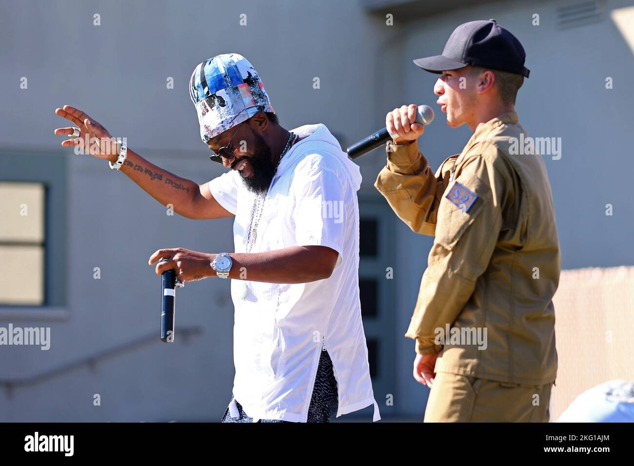 Sunburst Youth Challenge Academy Classe 30 Cadet Khalid alomari, a destra, e rapper freestyle Reco Price, noto con il suo nome di scena soprannaturale, a sinistra, rap su un battito fatto da un altro cadetto durante la performance showcase dei Beats Lyrics leader, 21 ottobre 2022, presso la Joint Forces Training base, Los Alamitos, California. I cadetti hanno trascorso la settimana immersi nell'educazione artistica con guide di arte visiva, musica e danza di Beats Lyrics. Il programma mirava ad aprire gli studenti alle arti come meccanismo di coping e percorso verso l'espressione di sé. Sunburst è un programma di recupero del credito della scuola superiore eseguito in partnership betw Foto Stock