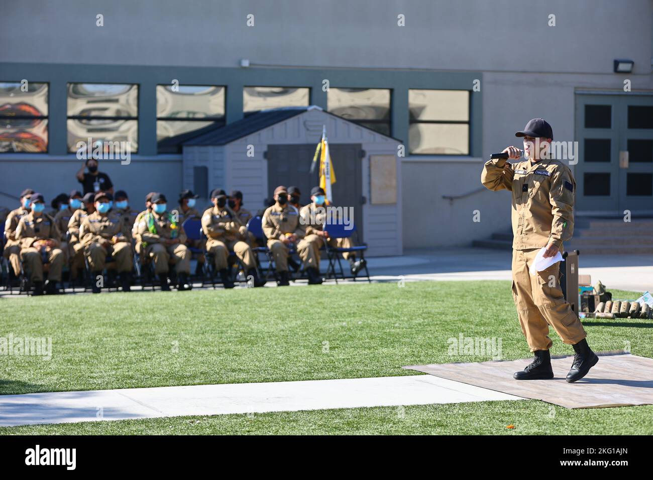 Sunburst Youth Challenge Academy Class 30 Cadet Khalid alomari raps una canzone che scrisse su un battimento di un compagno di classe durante lo spettacolo dei Beats Lyrics Leaders, 21 ottobre 2022, presso la Joint Forces Training base di Los Alamitos, California. I cadetti hanno trascorso la settimana immersi nell'educazione artistica con guide di arte visiva, musica e danza di Beats Lyrics. Il programma mirava ad aprire gli studenti alle arti come meccanismo di coping e percorso verso l'espressione di sé. Sunburst è un programma di recupero del credito delle scuole superiori gestito in collaborazione tra i giovani della Task Force torcia della Guardia Nazionale della California e i progetti comunitari Foto Stock