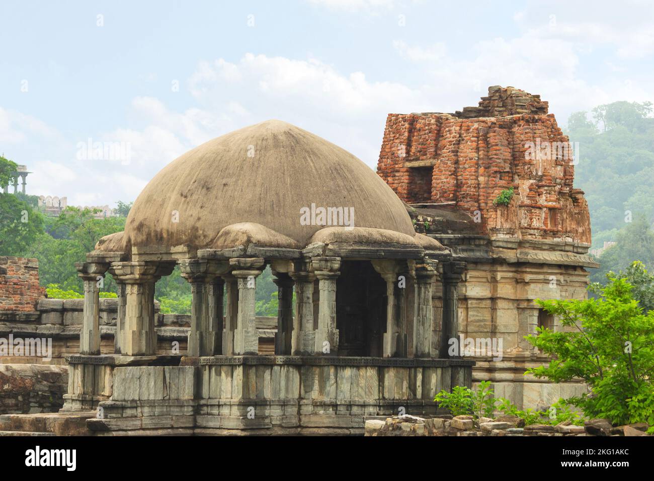 Vista del Tempio di Jain rovinato all'interno del Campus di Kumbhalgarh Fort, Rajasthan, India. Nel complesso ci sono 350 templi Jain Foto Stock