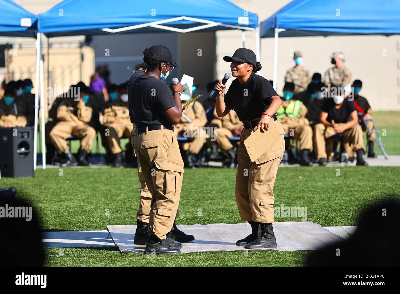 Sunburst Youth Challenge Academy Classe 30 Cadetti Briana Perez, destra, Destiny Macaulay, sinistra, e Hennessy Gomez, Background, rap e canta una canzone originale durante una vetrina di performance di Beats Lyrics leader, 21 ottobre 2022, presso la base di addestramento delle forze congiunte di Los Alamitos, California. I cadetti hanno trascorso la settimana immersi nell'educazione artistica con guide di arte visiva, musica e danza di Beats Lyrics. Il programma mirava ad aprire gli studenti alle arti come meccanismo di coping e percorso verso l'espressione di sé. Sunburst è un programma di recupero di accreditamento della High School eseguito in collaborazione fra il guar nazionale della California Foto Stock