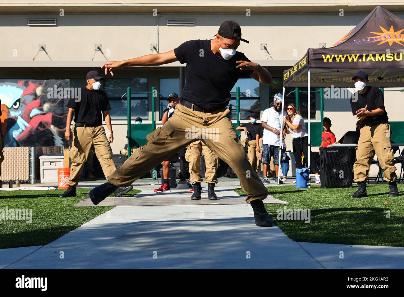 Sunburst Youth Challenge Academy Class 30 Cadet Herrell balla Ledbetter durante una vetrina di performance dei Beats Lyrics Leaders, 21 ottobre 2022, presso la base di addestramento delle forze congiunte di Los Alamitos, California. I cadetti hanno trascorso la settimana immersi nell'educazione artistica con guide di arte visiva, musica e danza di Beats Lyrics. Il programma mirava ad aprire gli studenti alle arti come meccanismo di coping e percorso verso l'espressione di sé. Sunburst è un programma di recupero crediti nelle scuole superiori, gestito in collaborazione con la direzione programmi per giovani e comunità della Task Force torcia della Guardia Nazionale della California e la contea di Orange Foto Stock