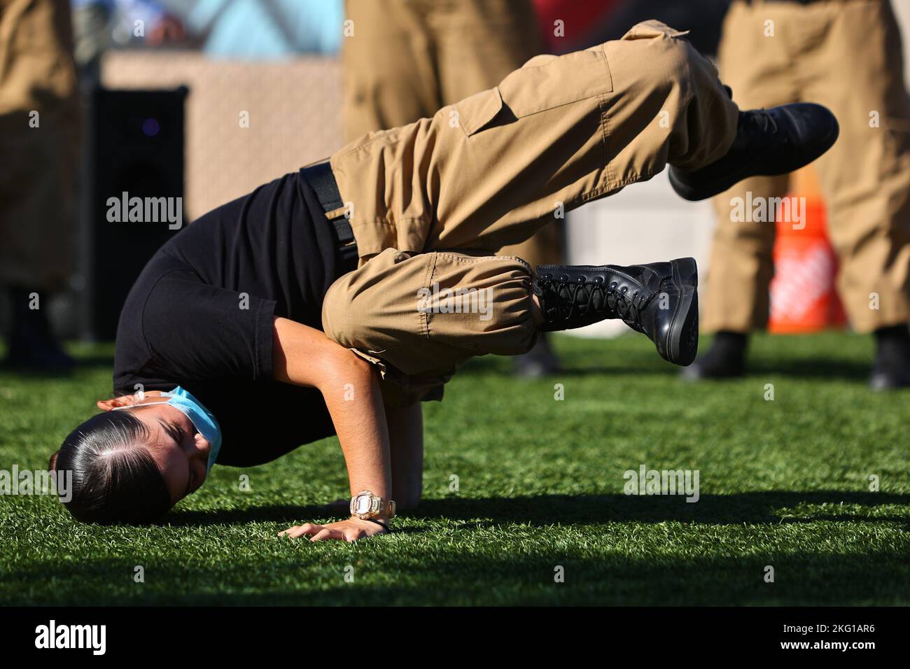 Sunburst Youth Challenge Academy Class 30 Cadet Noemi Herrera esegue una mossa di breakdance freeze durante una vetrina di performance dei Beats Lyrics leader, 21 ottobre 2022, presso la base di addestramento delle forze congiunte di Los Alamitos, California. I cadetti hanno trascorso la settimana immersi nell'educazione artistica con guide di arte visiva, musica e danza di Beats Lyrics. Il programma mirava ad aprire gli studenti alle arti come meccanismo di coping e percorso verso l'espressione di sé. Sunburst è un programma di recupero del credito delle scuole superiori, gestito in partnership tra la Task Force torcia della Guardia Nazionale della California e i programmi comunitari Foto Stock