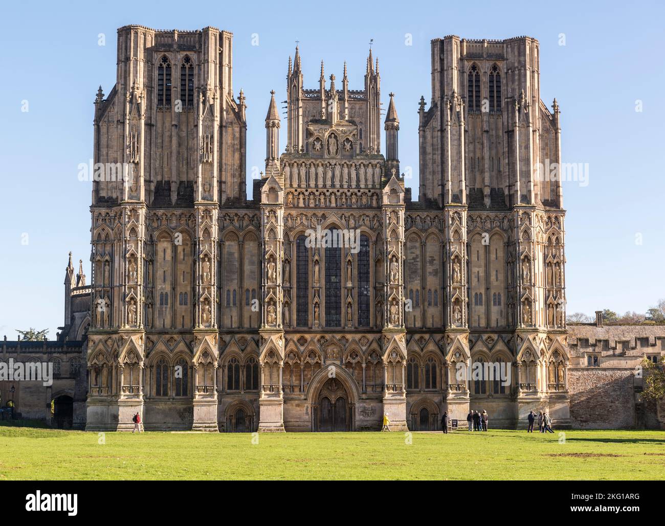 Il fronte ovest della Cattedrale di Wells, Somerset, completato nel 1365 in stile gotico inglese. Molte delle sculture sono state danneggiate durante la guerra civile Foto Stock