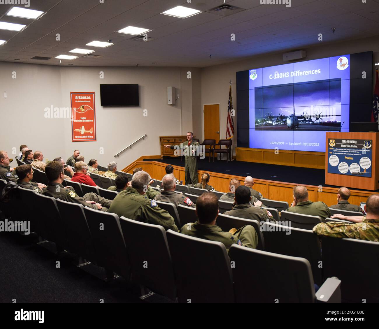 Il col. Jay Geaney, comandante del 189th Operations Group, prefigura l'equipaggio per un breve mandato dato dai membri del 192nd Airlift Squadron, 21 ottobre 2022, presso la base dell'aeronautica di Little Rock, Arkansas, a causa della flotta legacy C-130 in fase di messa a terra, Geaney ha lavorato all'interno della comunità C-130 della Guardia Nazionale aerea per trovare una soluzione temporanea al carico di lavoro di formazione degli studenti assegnato all'ala. Foto Stock