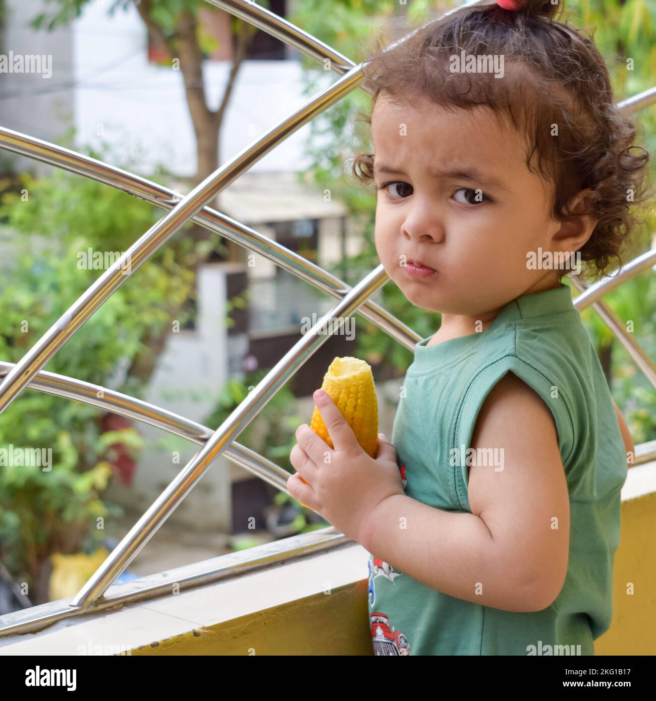 Shivaay Sapra piccolo carino in balconata di casa durante l'estate, fotoshoot piccolo dolce del ragazzo durante la luce di giorno, bambino godendo in casa durante il pho Foto Stock