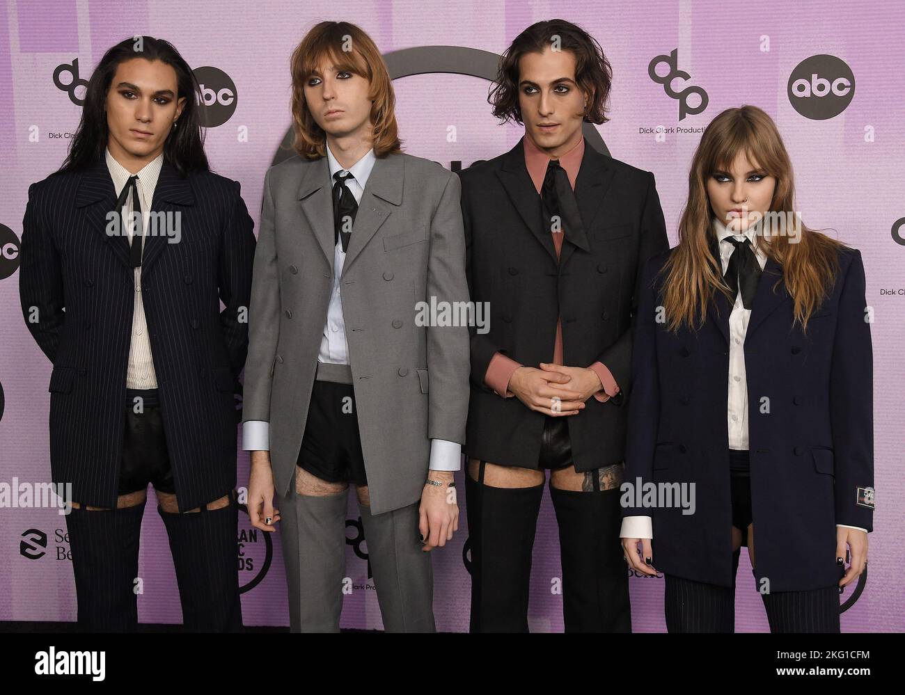 Los Angeles, Stati Uniti. 20th Nov 2022. (L-R) Måneskin - Ethan Torchio, Thomas Raggi, Damiano David e Victoria De Angelis arrivano ai 2022 American Music Awards che si tengono presso il Microsoft Theater di Los Angeles, CA, domenica 20 novembre 2022. (Foto di Sthanlee B. Mirador/Sipa USA) Credit: Sipa USA/Alamy Live News Foto Stock