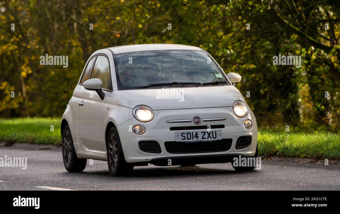 2014 Fiat 500 piccola auto bianca Foto Stock