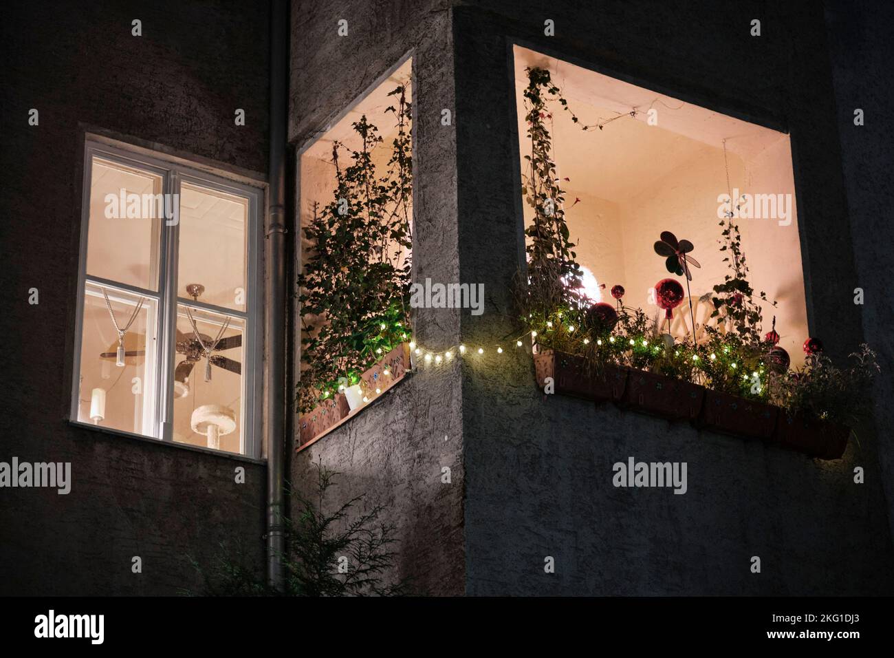 Natale in una finestra. Foto di Natale di alta qualità in una finestra, con luci di natale, alberi di natale e altre decorazioni. Foto Stock