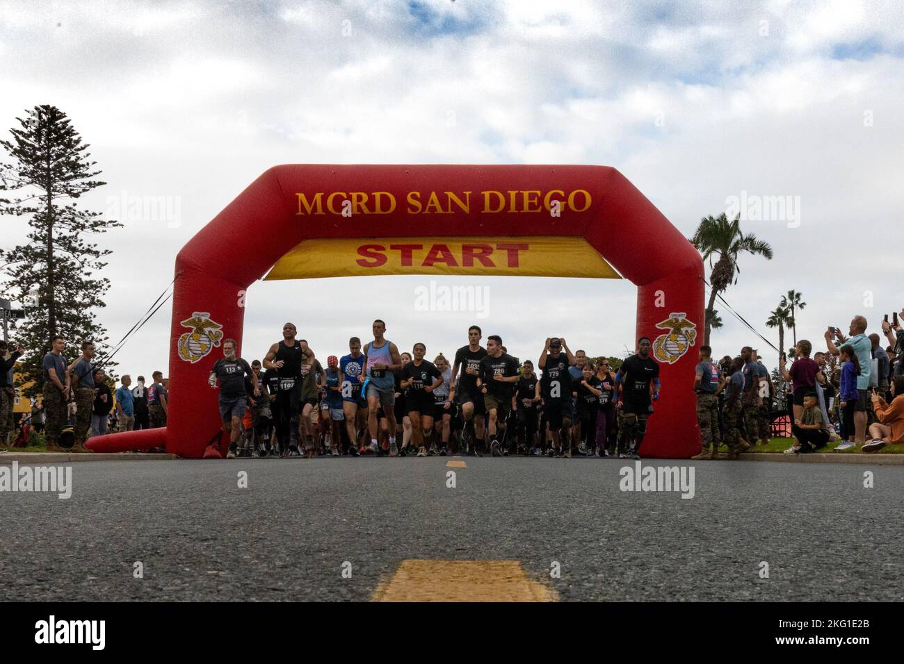 Boot Camp Challenge i partecipanti iniziano la gara al Marine Corps Recruit Depot di San Diego, 22 ottobre 2022. Negli ultimi 20 anni il Boot Camp Challenge ha permesso al pubblico di sperimentare la professionalità e l'eccellenza dei Marine Corps Drill Instructors mentre gareggiano in una gara a tre miglia di ostacoli. Foto Stock