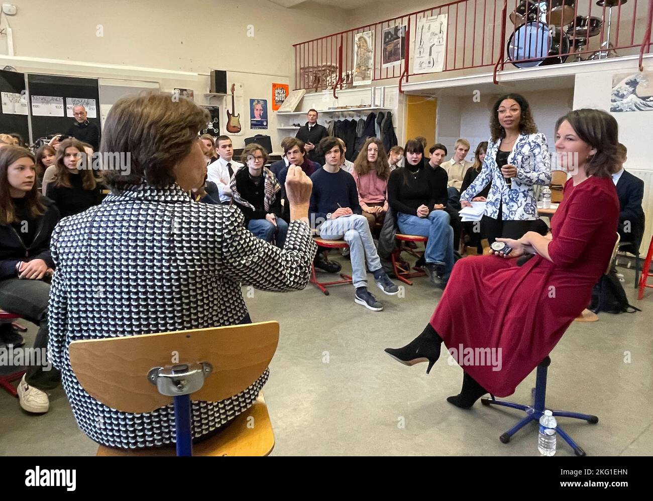 Parigi, Francia. 21st Nov 2022. Il ministro degli Esteri Annalena Baerbock (r, Bündnis 90/Die Grünen) incontra i partecipanti ad un progetto scolastico franco-tedesco all'inizio della sua visita di un giorno in Francia. Il politico verde ha incontrato gli studenti di una classe chiamata AbiBac con la sua controparte francese il lunedì mattina. Credit: Jörg blank/dpa/Alamy Live News Foto Stock Parigi, Francia. 21st Nov 2022. Il ministro degli Esteri Annalena Baerbock (r, Bündnis 90/Die Grünen) incontra i partecipanti ad un progetto scolastico franco-tedesco all'inizio della sua visita di un giorno in Francia. Il politico verde ha incontrato gli studenti di una classe chiamata AbiBac con la sua controparte francese il lunedì mattina. Credit: Jörg blank/dpa/Alamy Live News Foto Stock