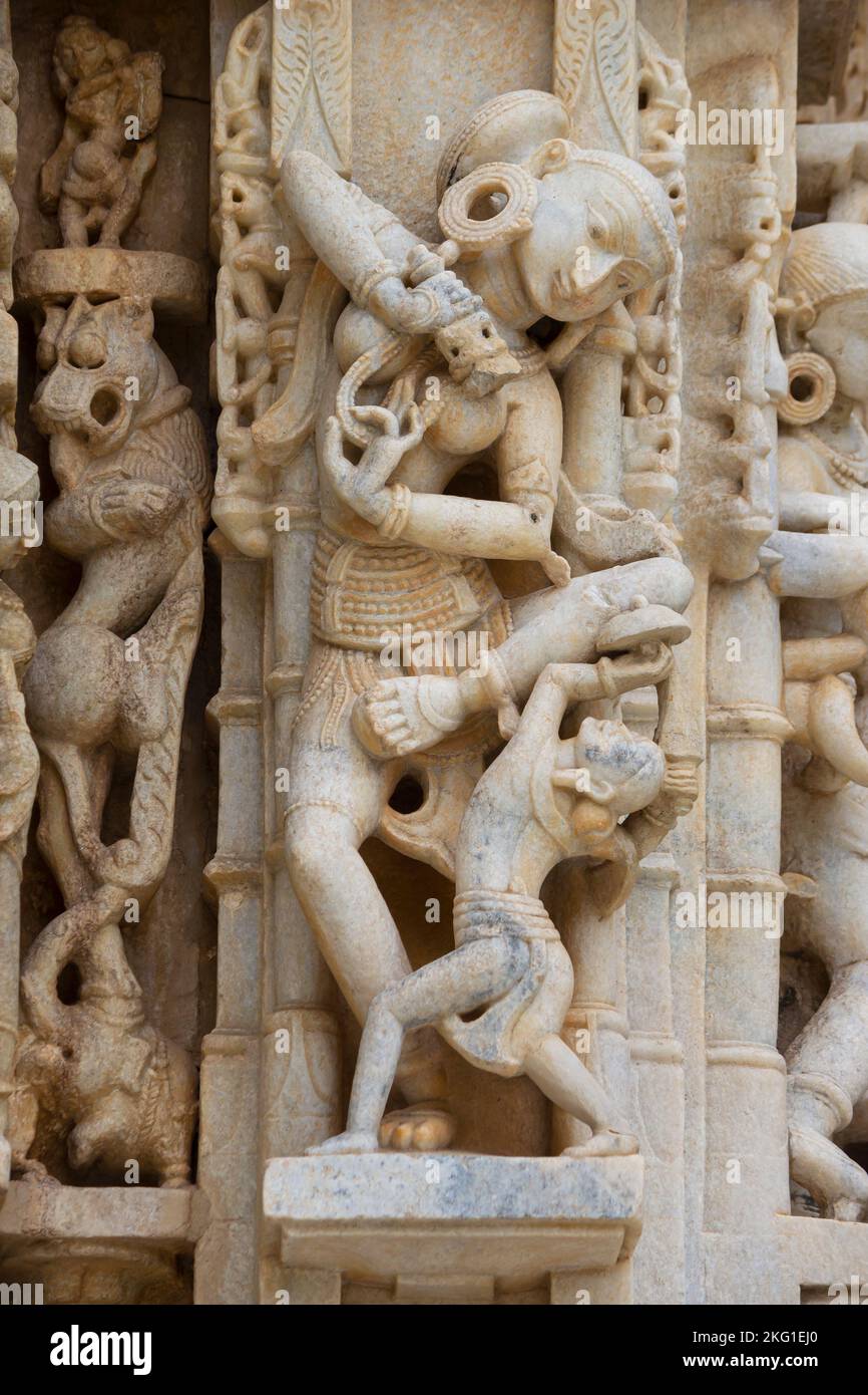 Scultura scolpita di donna sul muro del Tempio di Neminath Jain, Ranakpur, Rajasthan, India. Foto Stock