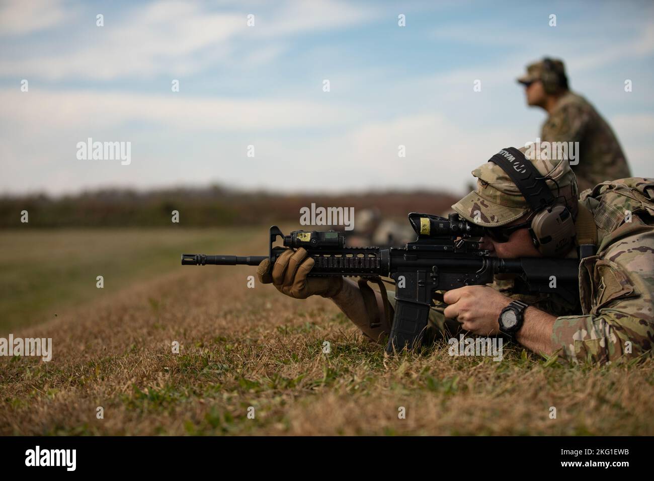 Staff Sgt. Michael Barger , con C Co 2-151 INF BN che dimostra la tecnica corretta mentre si fa un M4 durante il TAG Match il 22 ottobre 2022, a Camp Atterbury, Indiana. (Foto di staff Sgt. Aaron Edwards, 120th PAD) il concorso consiste di due eventi classificati, un M9/M17 e M4 sparatutto. Foto Stock