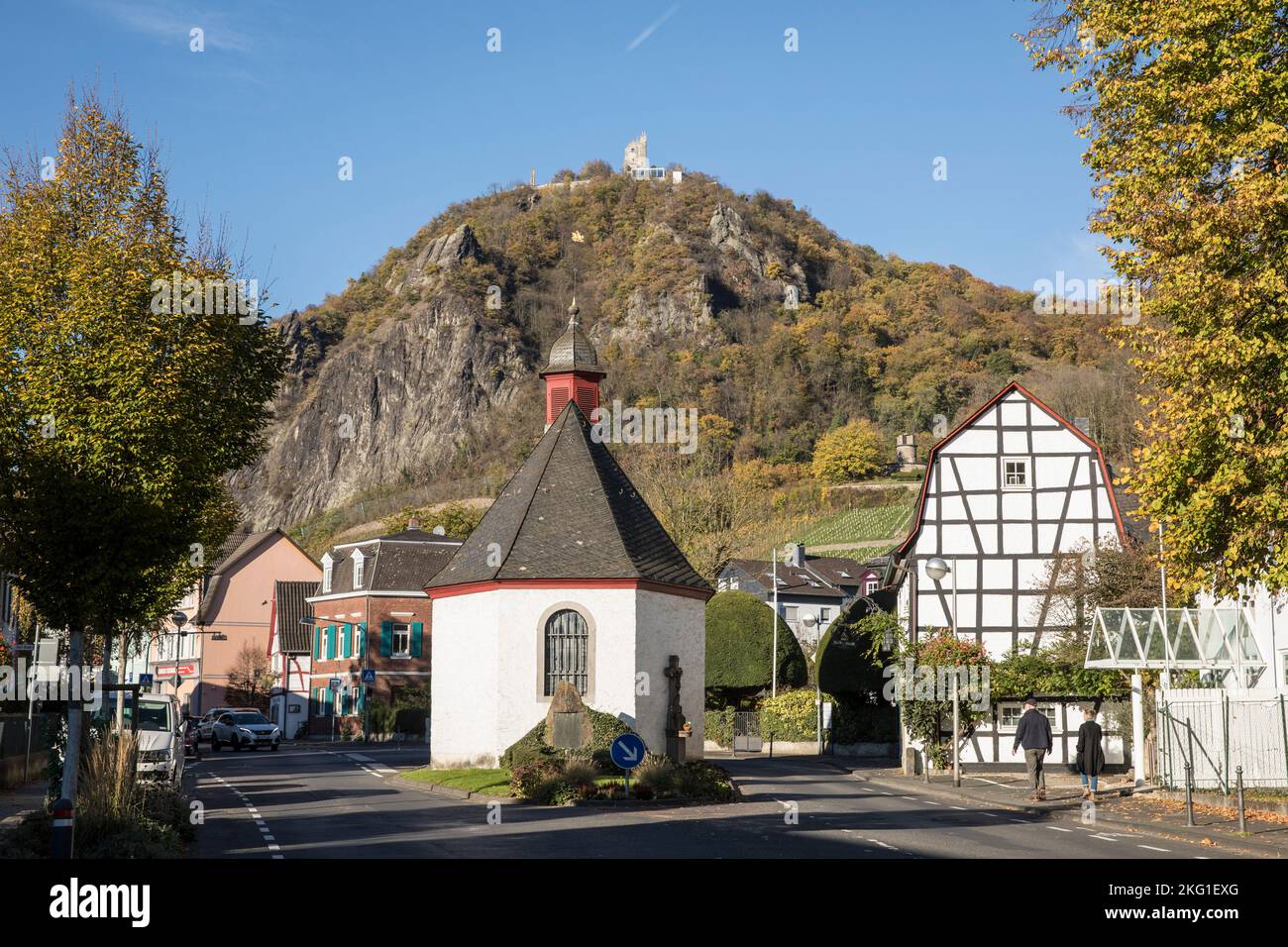 Cappella di nostra Signora a Bad Honnef-Rhoendorf sul fiume Reno, vista sulla collina Drachenfels, Nord Reno-Westfalia, Germania. Marienkapelle a Bad Hon Foto Stock