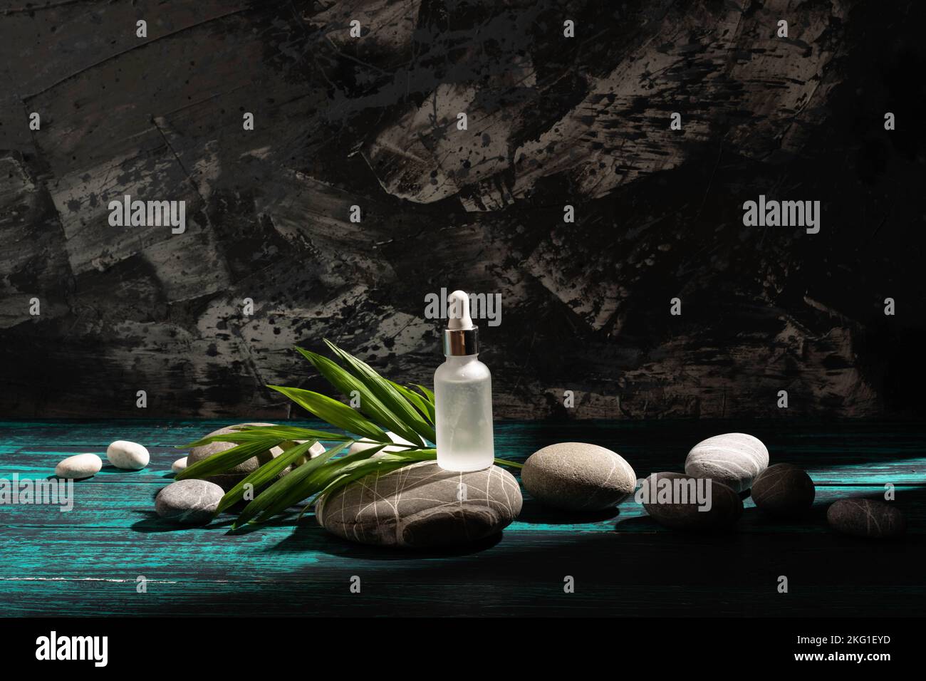Layout per cosmetici o prodotti con fondo in pietre naturali in materiali ecologici. Il concetto di uno stile di vita ecologico, un layout per la vendita di siero, per il vostro prodotto Foto Stock