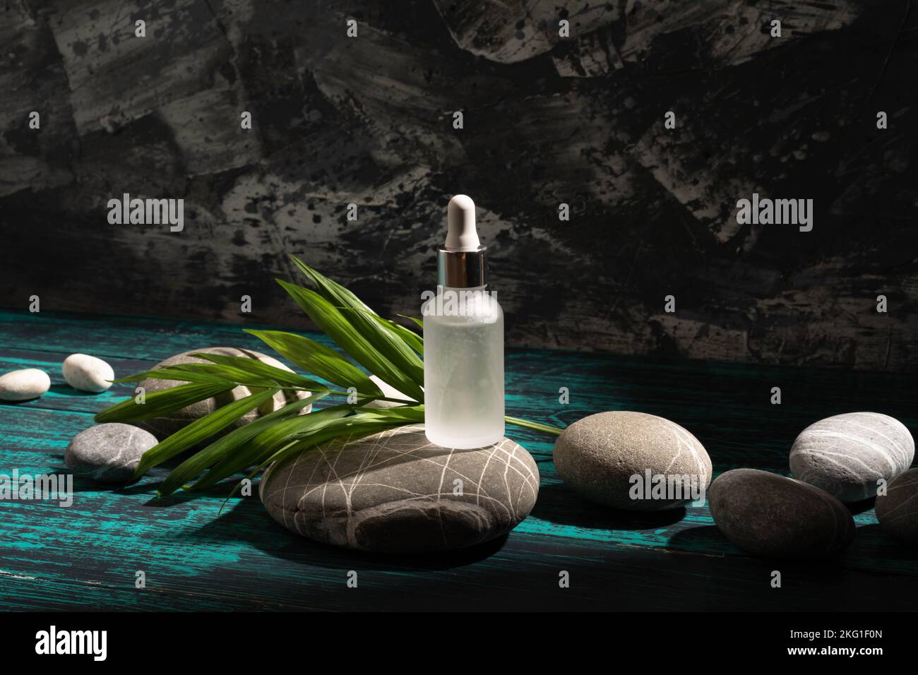 Layout per cosmetici o prodotti con fondo in pietre naturali in materiali ecologici. Il concetto di uno stile di vita ecologico, un layout per la vendita di siero, per il vostro prodotto Foto Stock