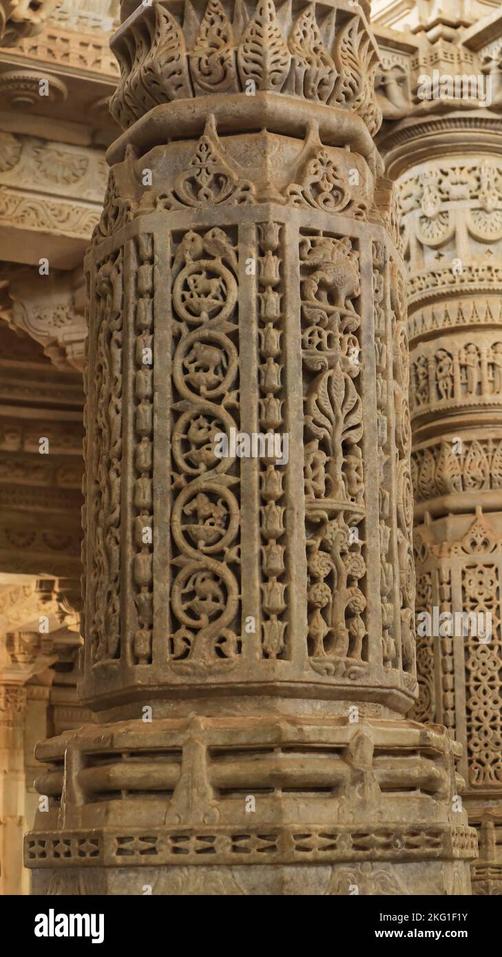 Dettagli della colonna scolpita di Ranakpur Jain Tempio, Rajasthan, India. Il tempio di Ranakpur Jain ha 1444 pilastri individualmente scolpiti e non ci sono due pilastri Foto Stock