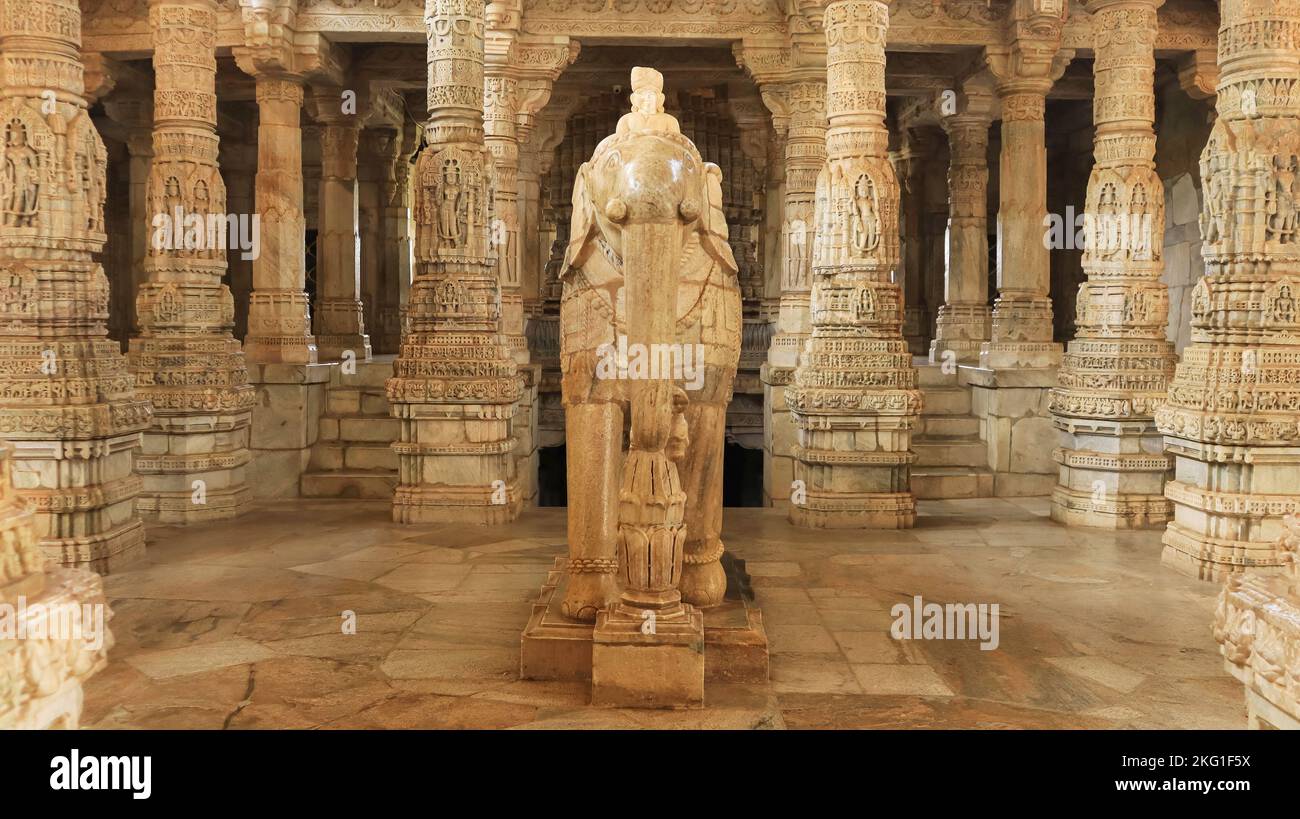 Scultura di elefante e uomo e colonne intagliate intricately, Ranakpur Jain Tempio, Rajasthan, India. Il Tempio ha 1444 colonne individualmente scolpite e. Foto Stock