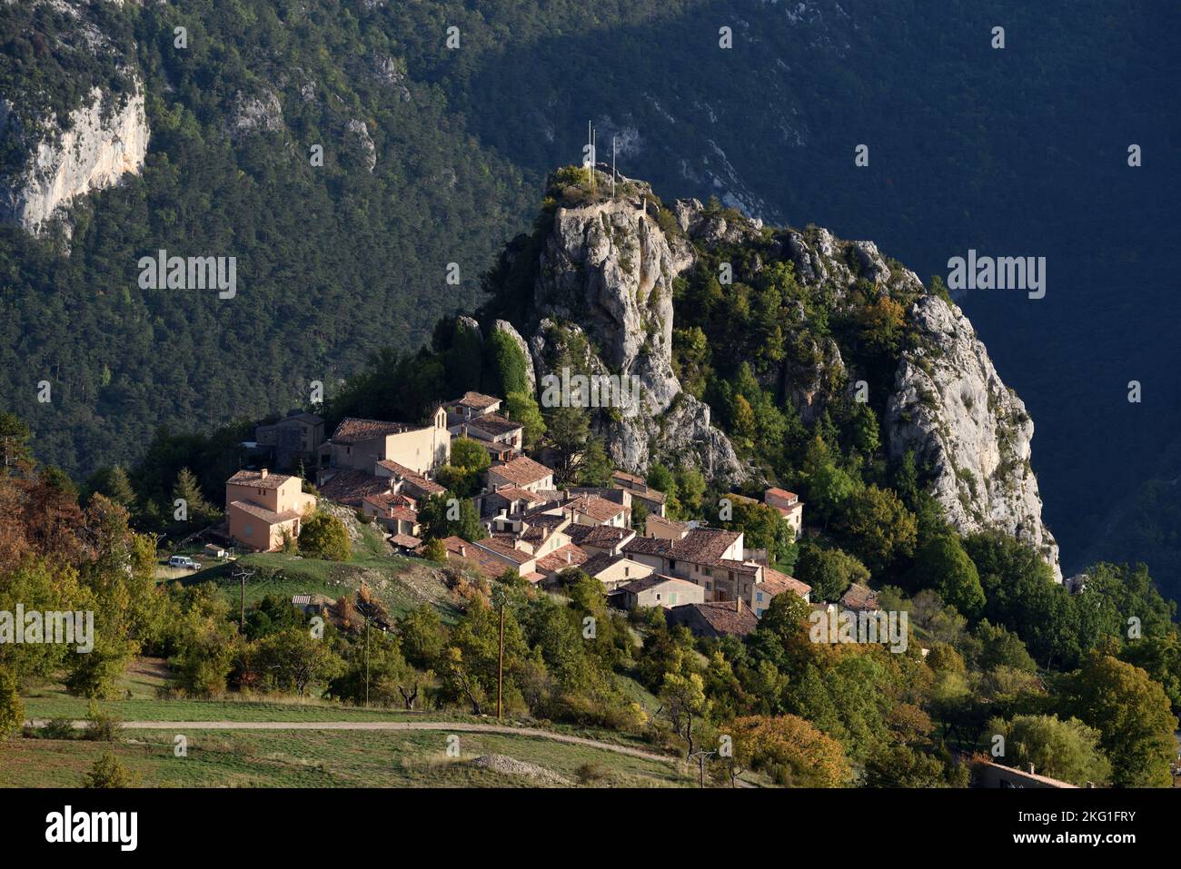 Vista ad alta angolazione sul villaggio e la roccia di Rougon nella gola del Verdon Alpes-de-Haute-Provence Francia Foto Stock