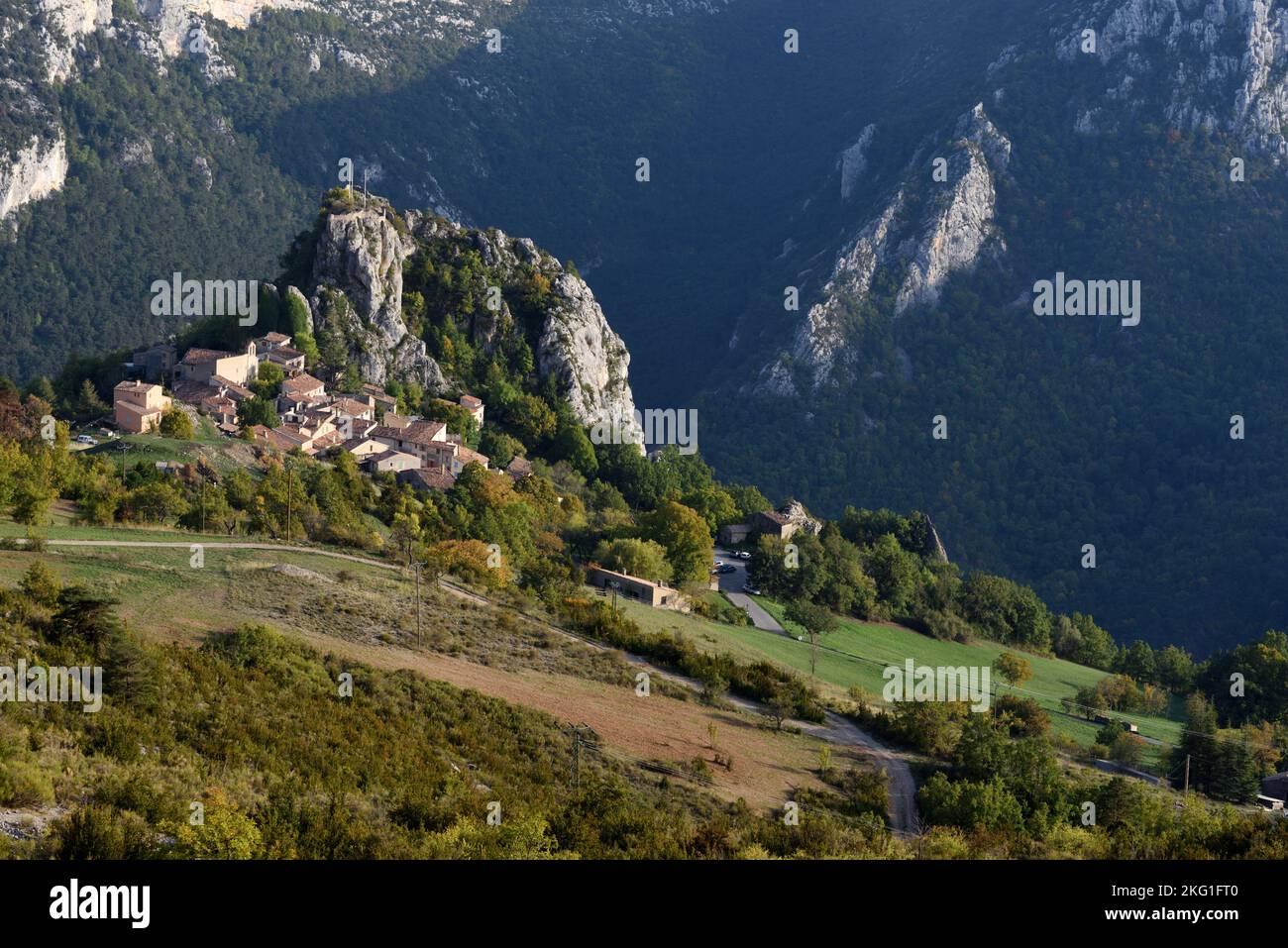 Vista ad alta angolazione sul villaggio e la roccia di Rougon nella gola del Verdon Alpes-de-Haute-Provence Francia Foto Stock