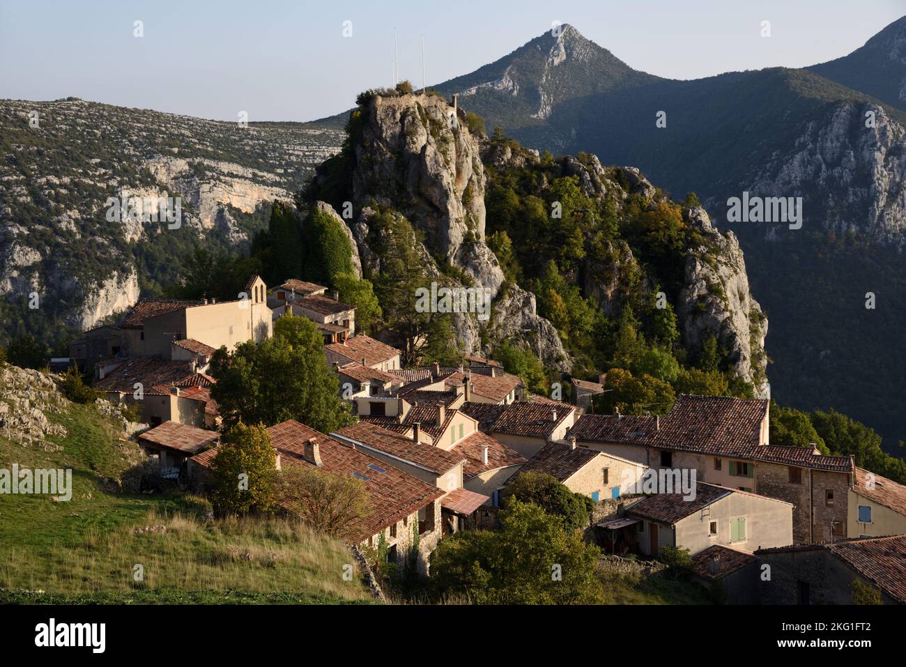 Vista ad alta angolazione sul villaggio e la roccia di Rougon nella gola del Verdon Alpes-de-Haute-Provence Francia Foto Stock