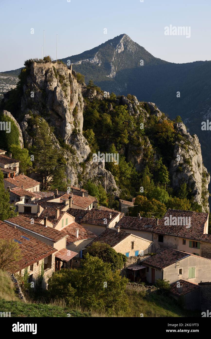 Vista ad alta angolazione sul villaggio e la roccia di Rougon nella gola del Verdon Alpes-de-Haute-Provence Francia Foto Stock