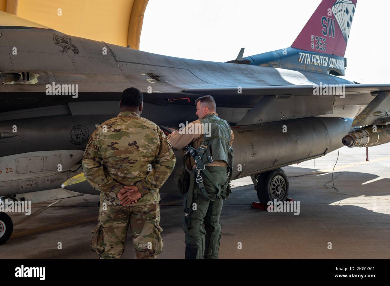 U.S. Air Force Brig. Il generale William Betts, il comandante dell'ala espeditionaria del 378th, e il senior Airman Demarcus Jenkins, un assistente capo d'equipaggio dedicato con lo Squadrone della generazione dei combattenti 77th, effettuano controlli pre-volo per un aereo Falcon combattente F-16, alla base aerea del principe Sultan, Regno dell'Arabia Saudita, 22 ottobre 2022. Jenkins sta completando il suo secondo dispiegamento a PSAB, durante il suo primo nel 2020, è stato assegnato alla sezione del debriefing EFGS 77th. Foto Stock