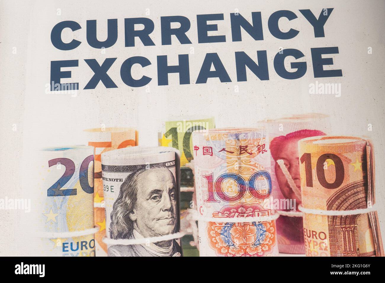 21 novembre 2022: Segnale di cambio valuta e banconote in valuta estera Foto Stock