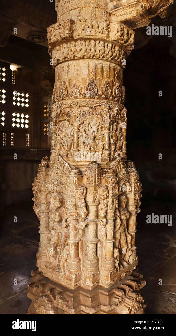 Colonne scolpite di SAS Bahu o Sahastra Bahu Tempio Mandapa, Nagda, Rajasthan, India. Foto Stock