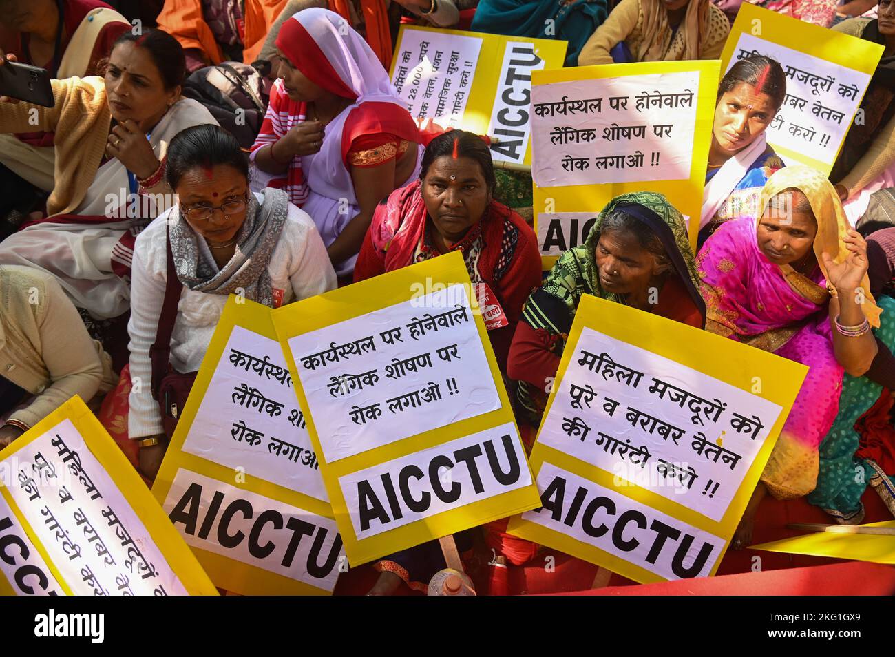 Nuova Delhi, Delhi, India. 21st Nov 2022. Le lavoratrici di programmi per donne di attivista accreditato della Salute sociale (ASHA) e Anganwadi prendono parte a una mega dimostrazione che richiede salari migliori e strutture di base a Nuova Delhi. (Credit Image: © Kabir Jhangiani/ZUMA Press Wire) Credit: ZUMA Press, Inc./Alamy Live News Foto Stock