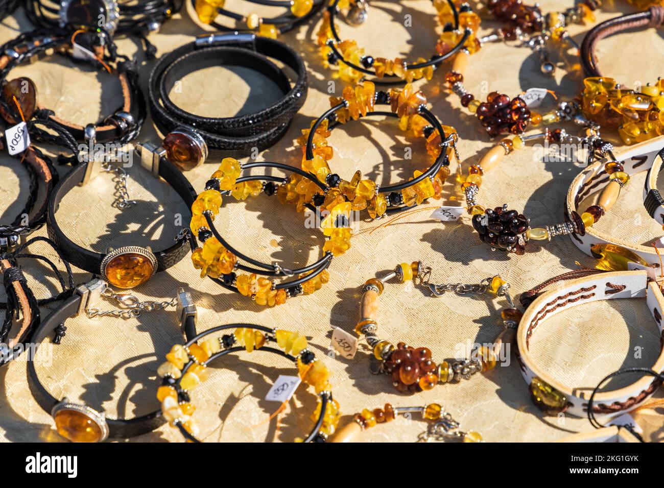 Assortimento di braccialetti color ambra appoggiati sul bancone in una giornata di sole Foto Stock