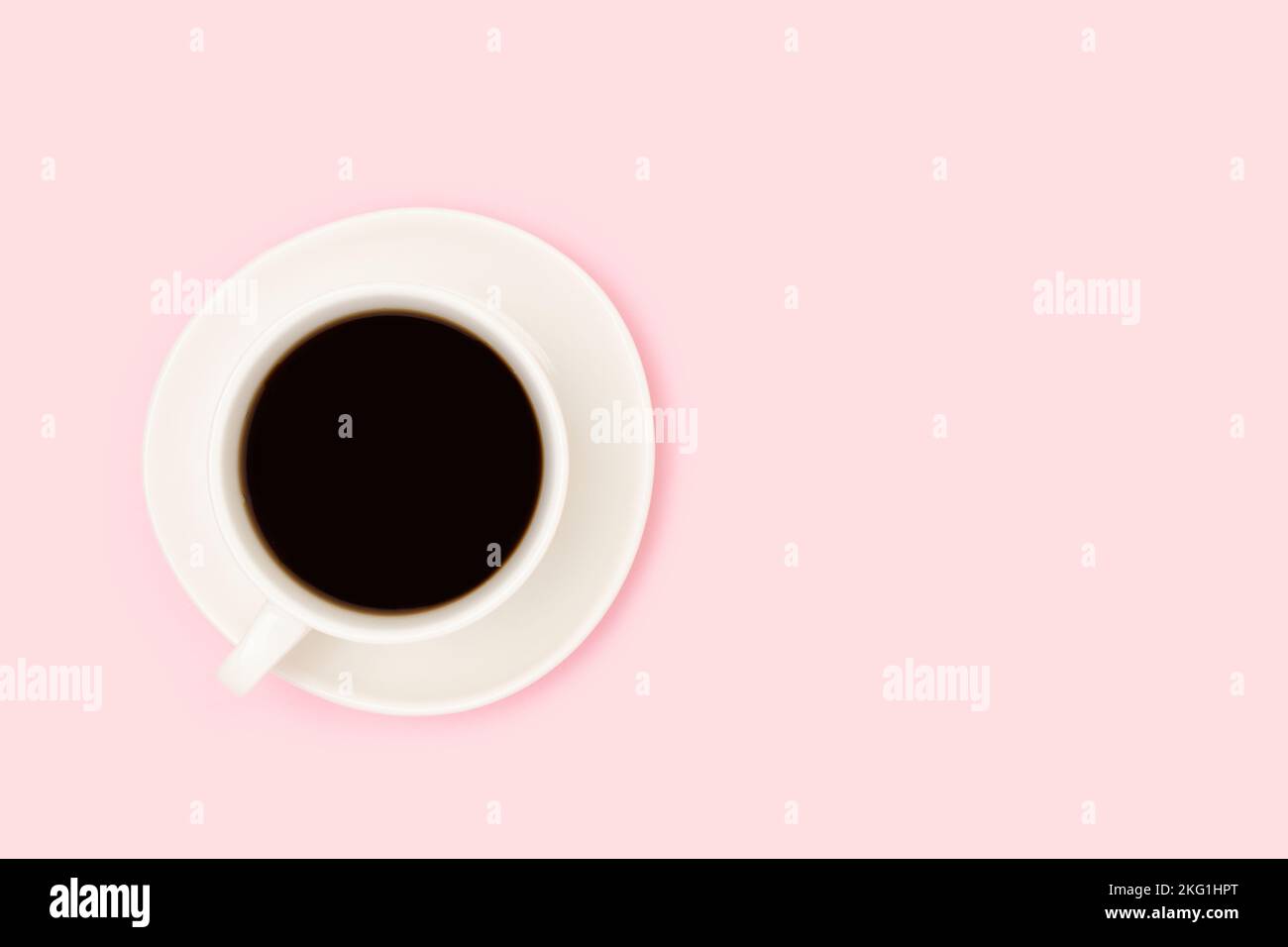 Tazza con caffè nero su sfondo rosa. Composizione minima con spazio di copia. Foto Stock