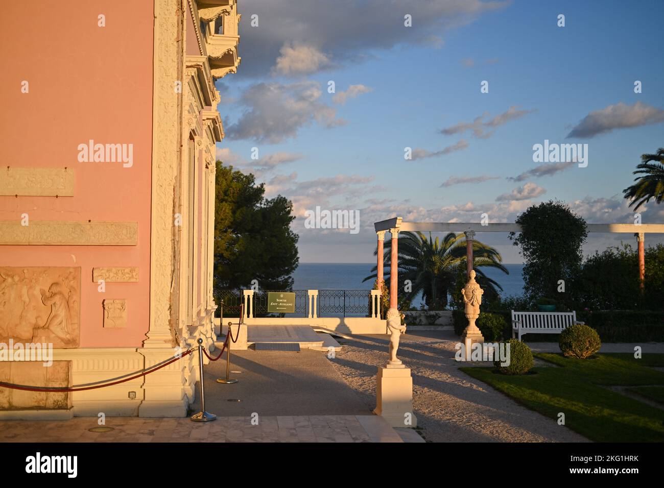 La Villa Ephrussi de Rothschild, detta anche Villa Ile de France, è uno dei più bei palazzi rinascimentali della Costa Azzurra, costruito sulla cima della penisola di Cap Ferrat tra il 1905 e il 1912 a Saint Jean Cap Ferrat dalla baronessa Beatrice Ephrussi de Rothschild (1864-1934). Novembre 20, 2022. Foto di Lionel Urman/ABACAPRESS.COM Foto Stock