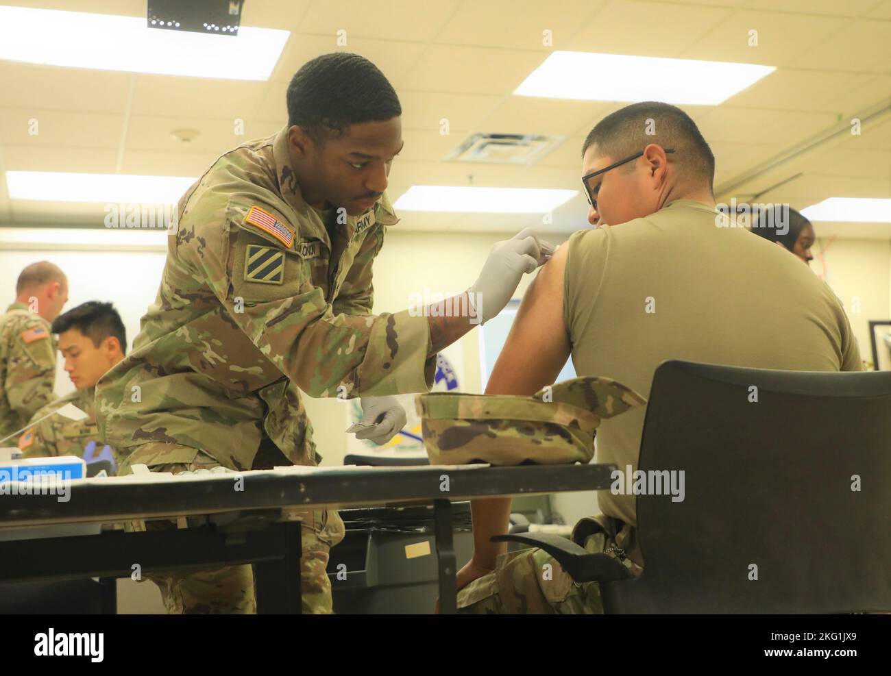 SGT. Brennan Johnson, una medica di combattimento assegnata a 3rd Brigata di supporto di Divisione, 3rd Divisione di Fanteria, somministra il vaccino di influenza a Fort Stewart, Georgia, 24 ottobre 2022. Il vaccino contro l'influenza può ridurre le malattie influenzali, le visite dei medici, il lavoro mancato e la scuola a causa dell'influenza, così come prevenire le ospedalizzazioni influenzali-relative. Foto Stock
